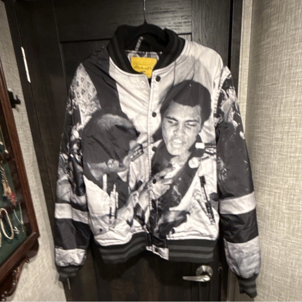 Muhammad Ali Black & White Graphic Photo Bomber Jacket size Large